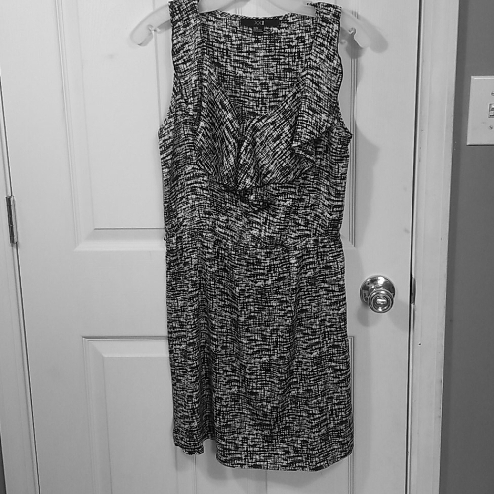 C8-XXI: SIZE MEDIUM, WOMENS BLACK AND CREAM DRESS